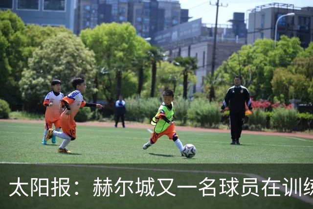 太阳报：赫尔城又一名球员在训练基地旁翻车，几周前队友也是