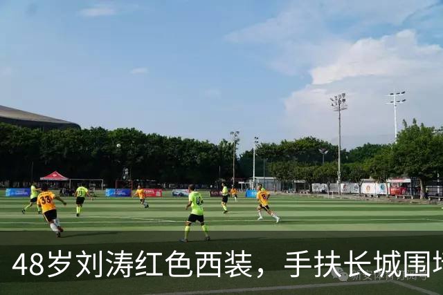 48岁刘涛红色西装，手扶长城围墙，风韵犹存！